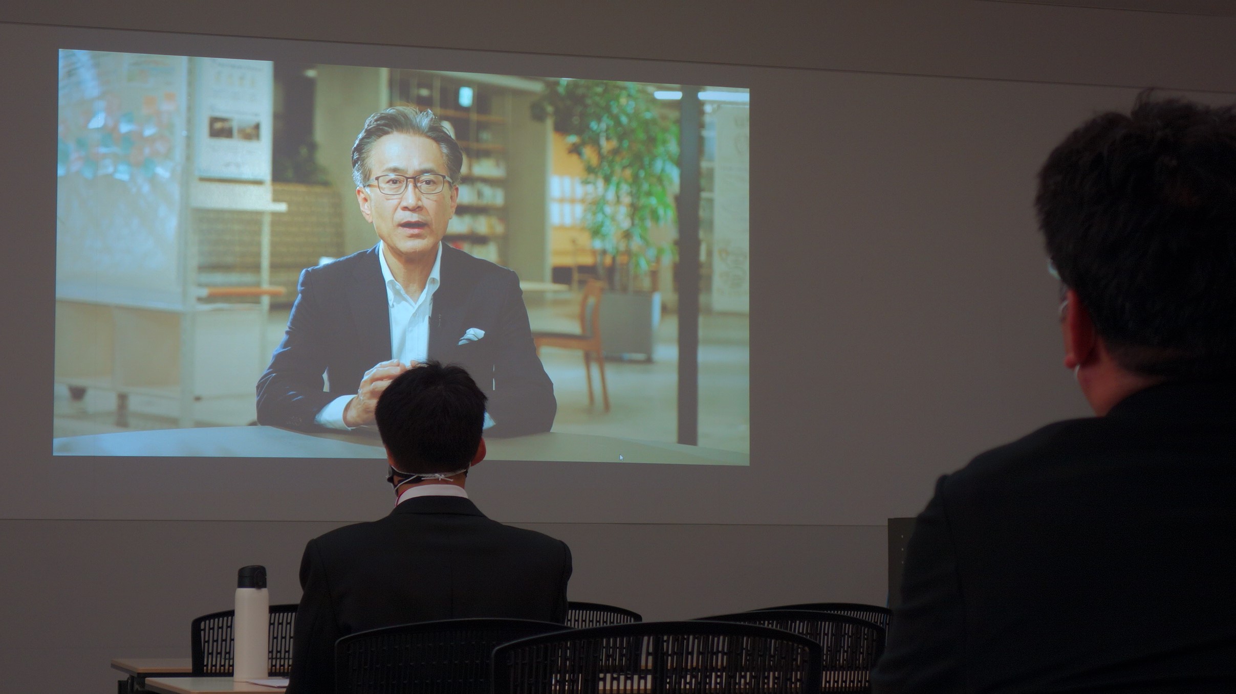 会長 兼 社長CEO 吉田からのウェルカムメッセージを新入社員の方が真剣に聞き入った様子の画像