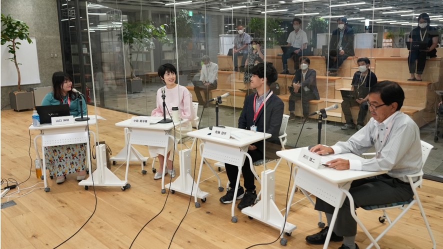 Photo of <Scene from the round-table discussion: Second from left is Ms. Kojima>