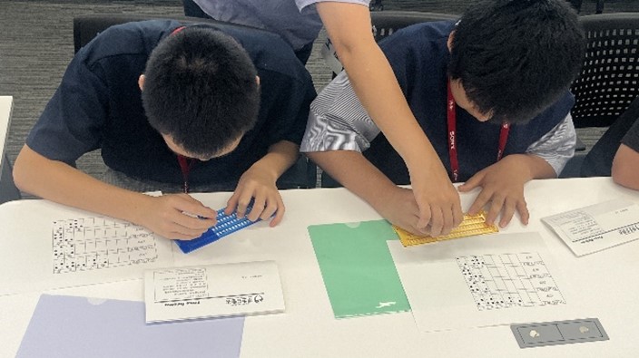 点字打ちに真剣に取り組む子どもたちの画像