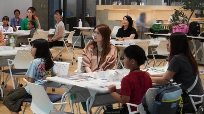 説明に真剣に耳を傾ける参加者の画像