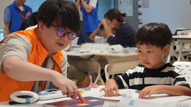 ソニー希望の社員の話を熱心に聞く姿の画像