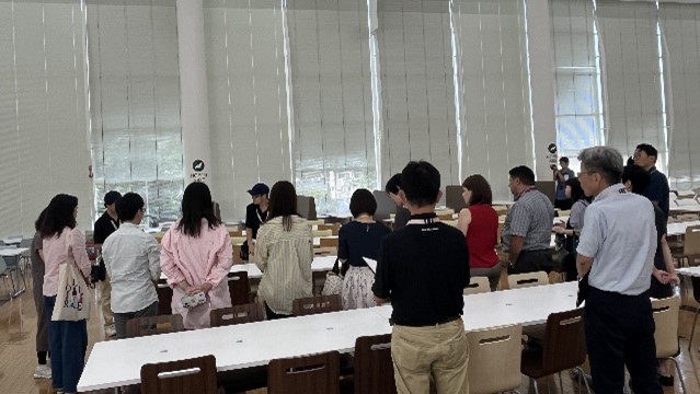 職場見学ツアーの様子の画像