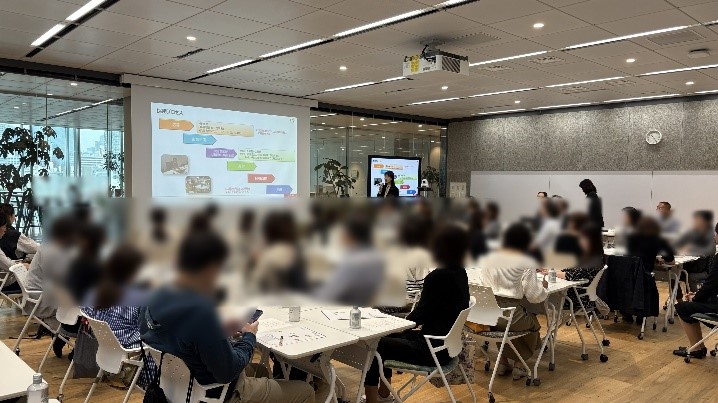 会社の概要を説明している様子の画像