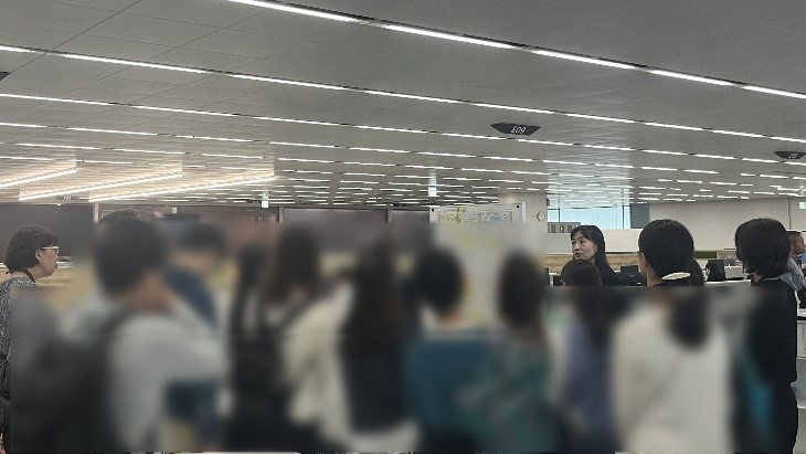 熱心に説明を聞く参加者の様子の画像